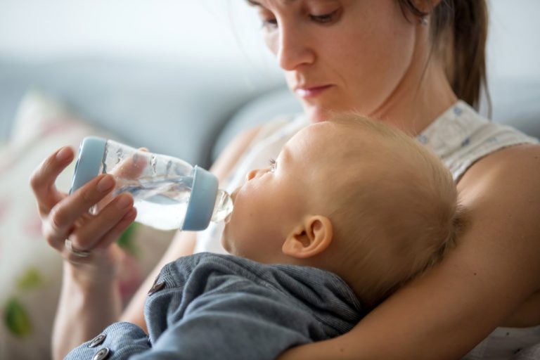 Wasser für Babys – was Säuglinge trinken sollten