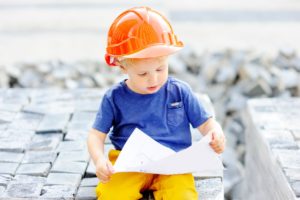 Kind im Bauarbeiterlook