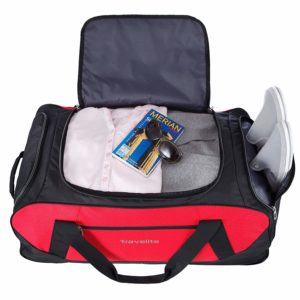 Vollbepackte rote Reisetasche