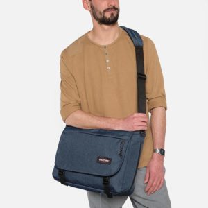 Mann trägt Eastpak Reisetasche