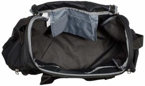 Weit geöffnete Reisetasche